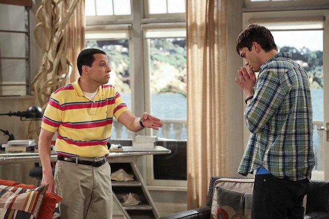Two and a Half Men - A Beer-Battered Rip-Off - Photos - Jon Cryer, Ashton Kutcher