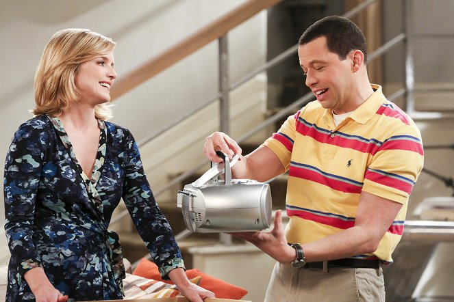 Two and a Half Men - A Beer-Battered Rip-Off - Photos - Courtney Thorne-Smith, Jon Cryer