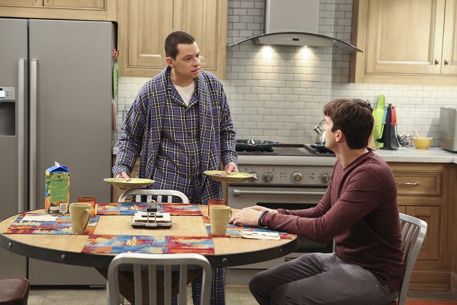 Two and a Half Men - For Whom the Booty Calls - Photos - Jon Cryer, Ashton Kutcher