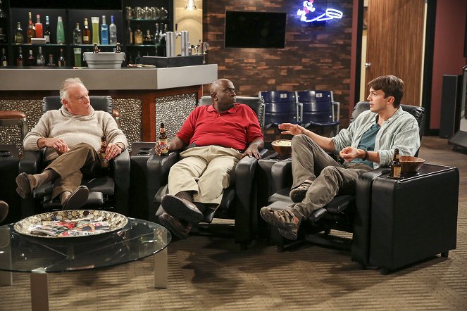 Two and a Half Men - For Whom the Booty Calls - Photos - Bill Smitrovich, Gary Anthony Williams, Ashton Kutcher