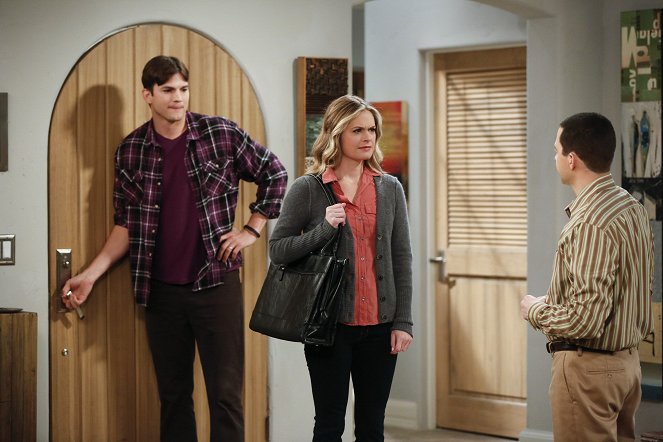 Two and a Half Men - For Whom the Booty Calls - Photos - Ashton Kutcher, Maggie Lawson