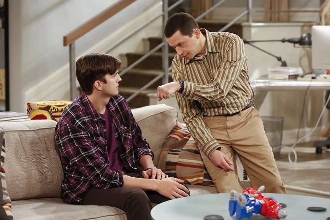 Two and a Half Men - For Whom the Booty Calls - Photos - Ashton Kutcher, Jon Cryer