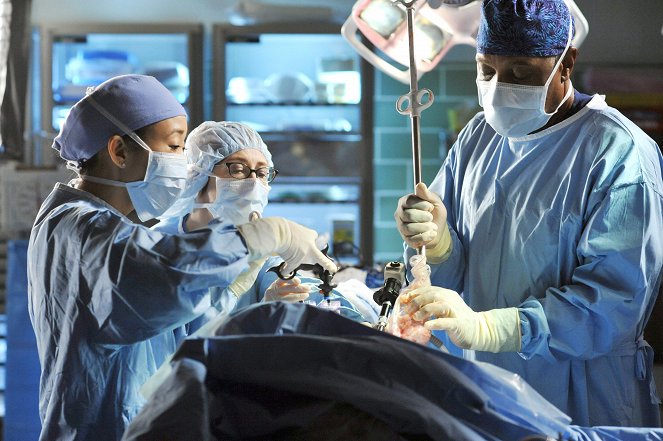Chirurdzy - Praca zespołowa - Z filmu - Sandra Oh, James Pickens Jr.