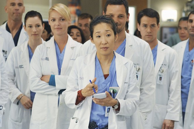 Chirurdzy - Praca zespołowa - Z filmu - Chyler Leigh, Katherine Heigl, Sandra Oh, Justin Chambers, T.R. Knight
