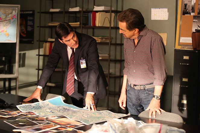 Criminal Minds - Season 11 - The Night Watch - Photos - Thomas Gibson, Joe Mantegna
