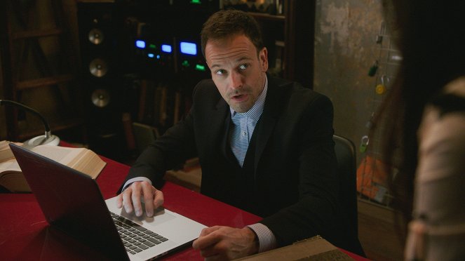 Elementary - The Cost of Doing Business - Photos - Jonny Lee Miller