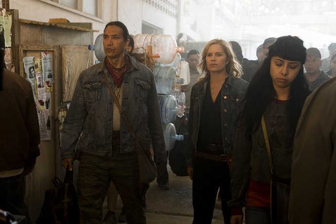 Fear the Walking Dead - The Diviner - Photos - Michael Greyeyes, Kim Dickens