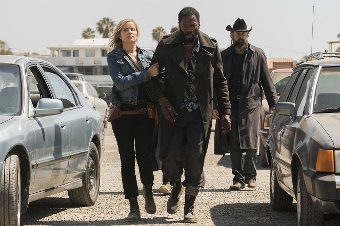 Živí mrtví: Počátek konce - Prorok - Z filmu - Kim Dickens, Colman Domingo