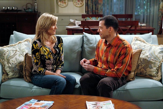 Two and a Half Men - Season 8 - Skunk, Dog Crap and Ketchup - Van film - Courtney Thorne-Smith, Jon Cryer