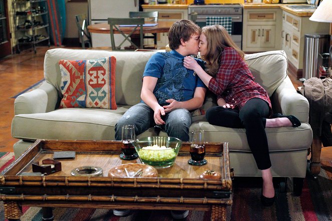 Two and a Half Men - Springtime on a Stick - Photos - Angus T. Jones, Macey Cruthird