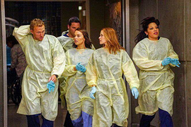 Grey's Anatomy - Time Stops - Photos - Kevin McKidd, Justin Chambers, Camilla Luddington, Sarah Drew, Sara Ramirez