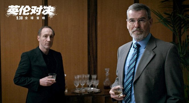 Cudzoziemiec - Lobby karty - Michael McElhatton, Pierce Brosnan