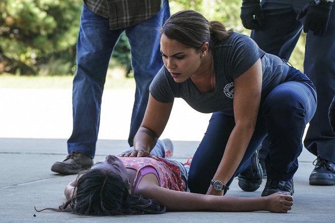 Chicago Fire - It Wasn't Enough - Photos - Monica Raymund