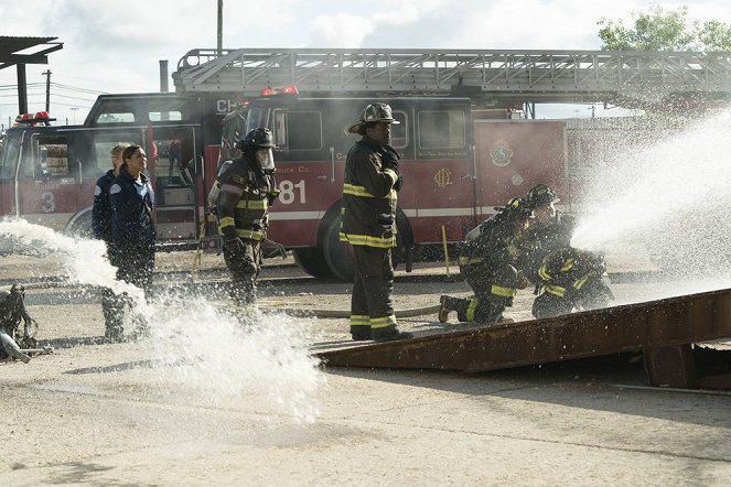 Chicago Fire - Season 6 - It Wasn't Enough - Photos - Monica Raymund, Eamonn Walker