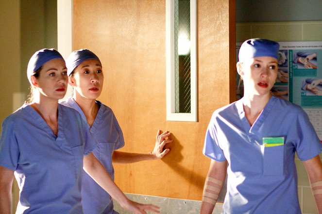 Chirurdzy - W środku nocy - Z filmu - Ellen Pompeo, Sandra Oh, Chyler Leigh