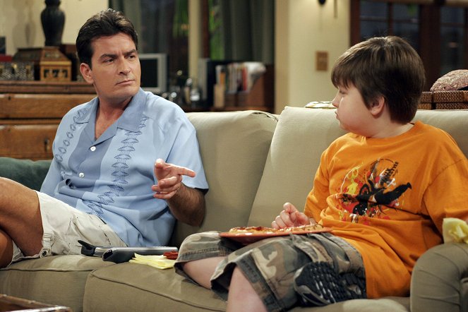 Two and a Half Men - That Old Hose Bag Is My Mother - Photos - Charlie Sheen, Angus T. Jones