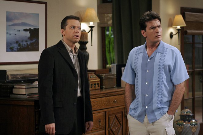 Two and a Half Men - Season 2 - That Old Hose Bag Is My Mother - Photos - Jon Cryer, Charlie Sheen