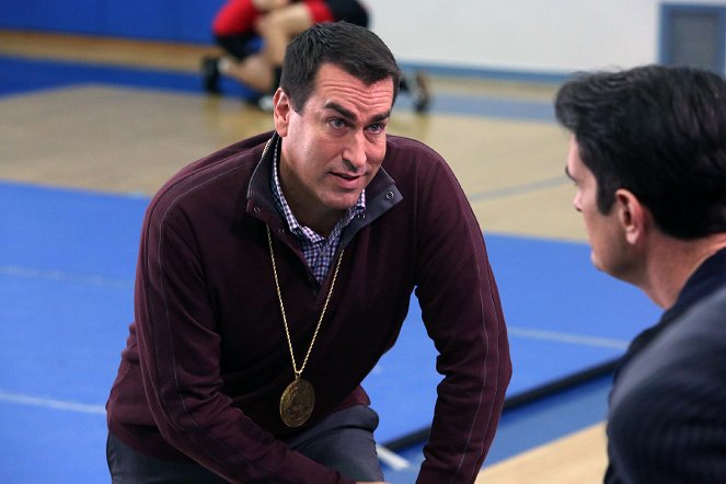 Modern Family - The Feud - Photos - Rob Riggle