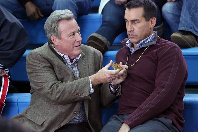 Modern Family - The Feud - Photos - John Heard, Rob Riggle