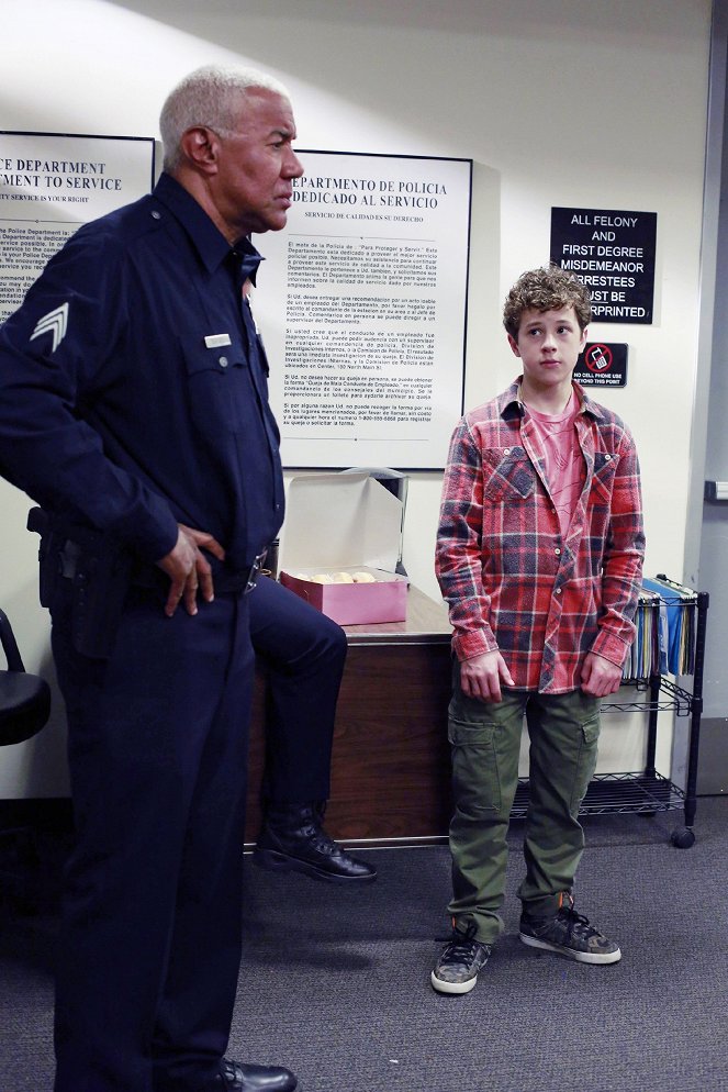 Modern Family - And One to Grow On - Photos - Rick Fitts, Nolan Gould