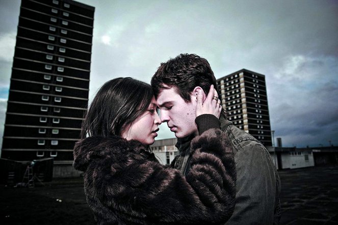 Outcast - Filmfotos - Hanna Stanbridge, Niall Bruton