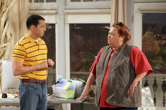 Two and a Half Men - Season 10 - I Changed My Mind About the Milk - Photos - Jon Cryer, Conchata Ferrell
