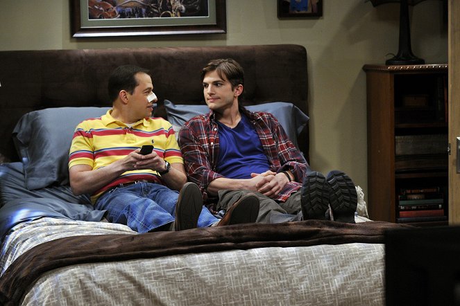 Two and a Half Men - The Straw in My Donut Hole - Photos - Jon Cryer, Ashton Kutcher