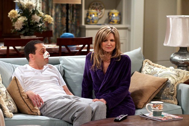 Two and a Half Men - Mr. Hose Says 'Yes' - Photos - Jon Cryer, Courtney Thorne-Smith