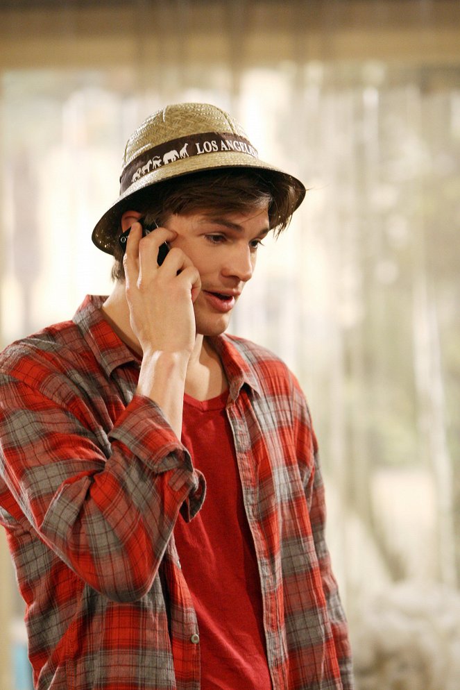 Two and a Half Men - The Duchess of Dull-in-Sack - Photos - Ashton Kutcher