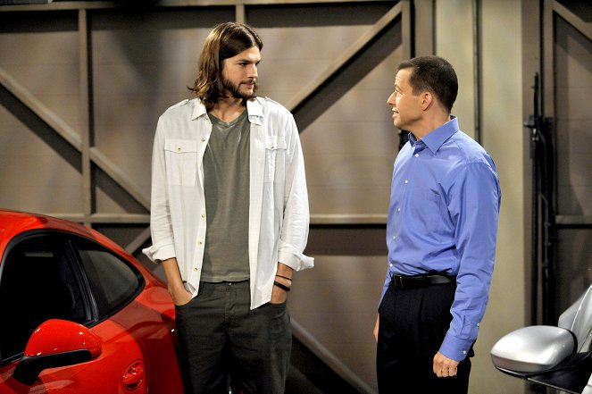 Two and a Half Men - Slowly and in a Circular Fashion - Photos - Ashton Kutcher, Jon Cryer