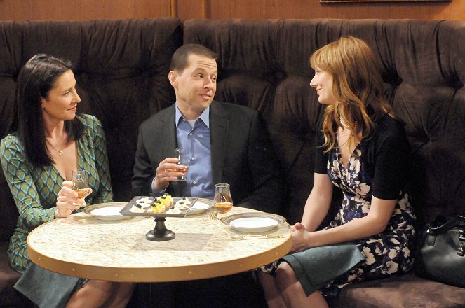 Two and a Half Men - Slowly and in a Circular Fashion - Photos - Mimi Rogers, Jon Cryer, Judy Greer