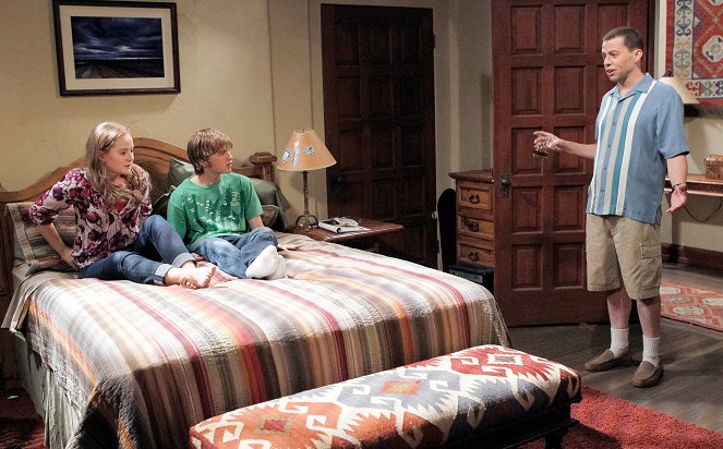 Two and a Half Men - Thank You for the Intercourse - Photos - Macey Cruthird, Angus T. Jones, Jon Cryer