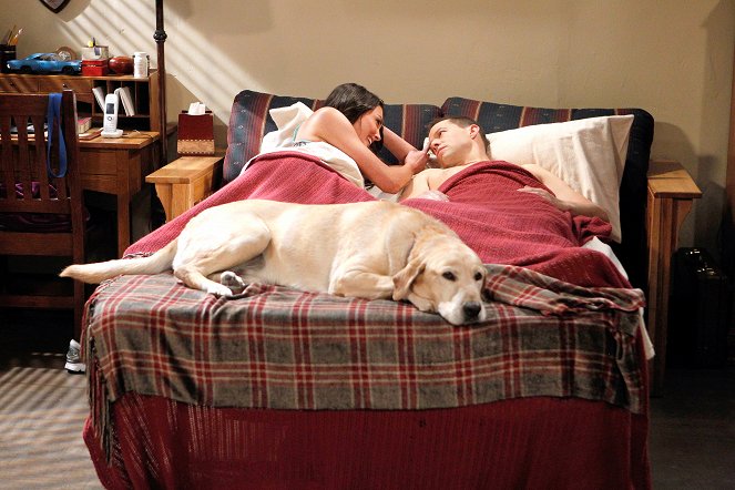 Two and a Half Men - Thank You for the Intercourse - Photos - Taylor Cole, Jon Cryer