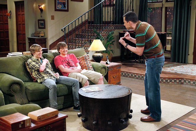 Two and a Half Men - Lookin' for Japanese Subs - Photos - Graham Patrick Martin, Angus T. Jones, Jon Cryer