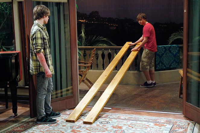 Two and a Half Men - Lookin' for Japanese Subs - Photos - Graham Patrick Martin, Angus T. Jones