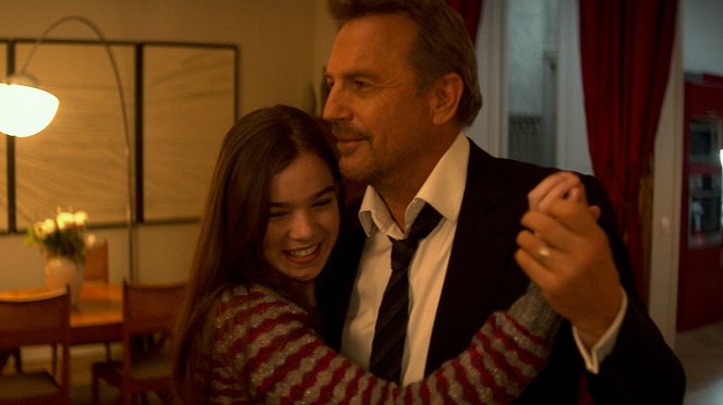 3 Days to Kill - Photos - Hailee Steinfeld, Kevin Costner