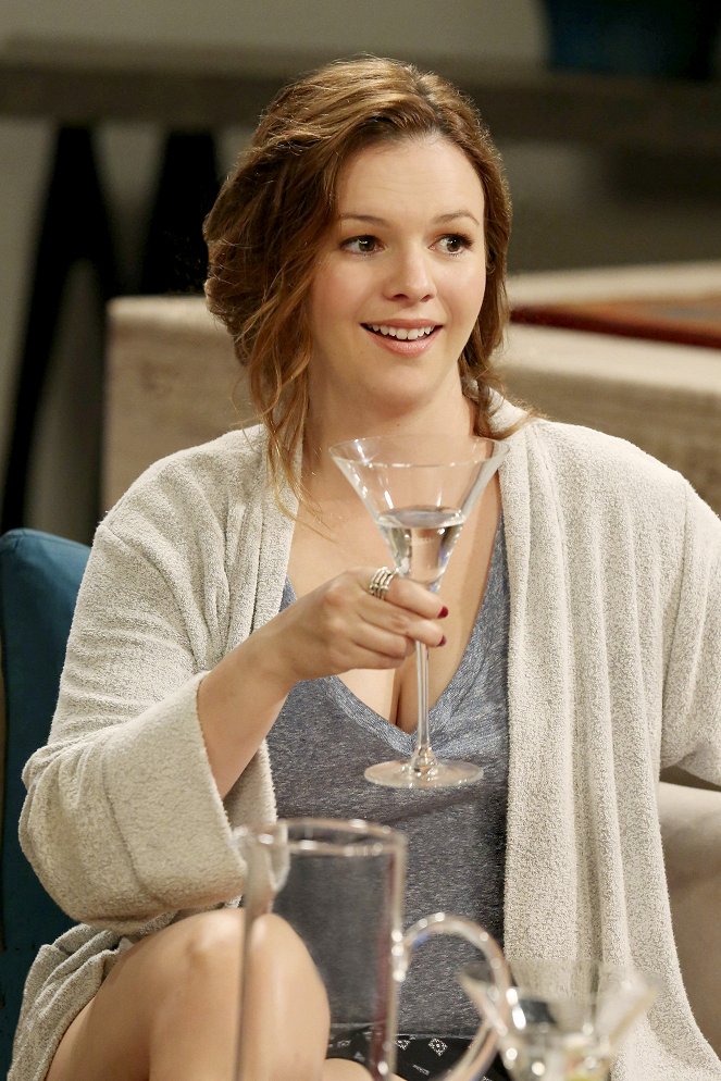 Two and a Half Men - I Think I Banged Lucille Ball - Photos - Amber Tamblyn