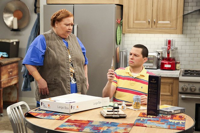 Two and a Half Men - Of Course He's Dead: Part 1 & 2 - Photos - Conchata Ferrell, Jon Cryer