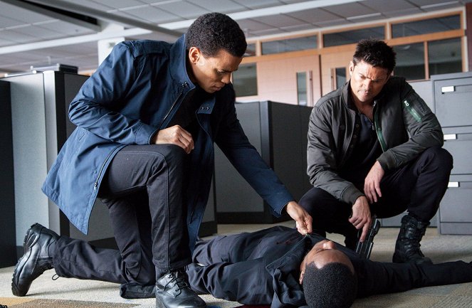 Almost Human - Are You Receiving? - Z filmu - Michael Ealy, Karl Urban