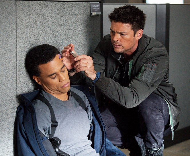 Almost Human - Are You Receiving? - Photos - Michael Ealy, Karl Urban