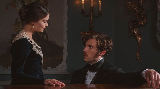 Wiktoria - Season 2 - A Soldier's Daughter - Z filmu - Jenna Coleman, Tom Hughes