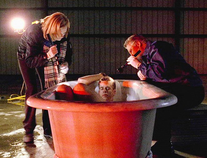 CSI: Crime Scene Investigation - Season 2 - Identity Crisis - Photos - Marg Helgenberger, William Petersen