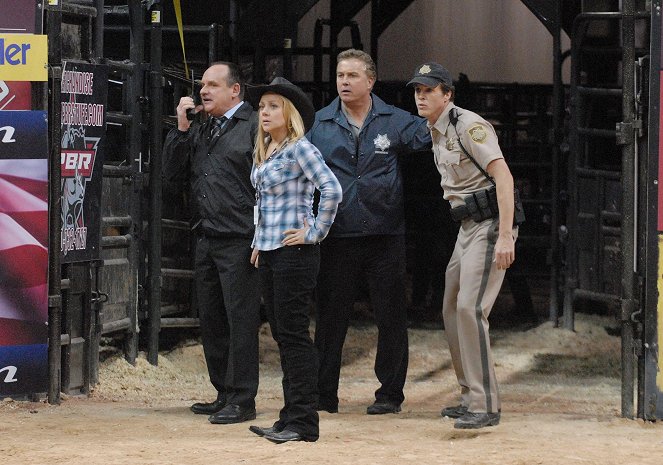 CSI: Crime Scene Investigation - Season 8 - Bull - Photos - Paul Guilfoyle, Nicole Sullivan, William Petersen