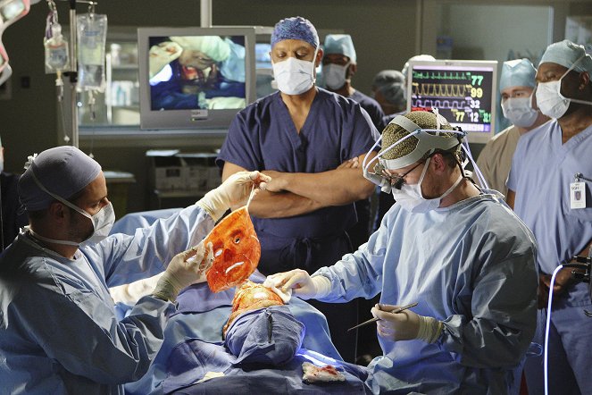 Chirurdzy - Wzajemne wsparcie - Z filmu - Justin Chambers, James Pickens Jr., Kevin McKidd