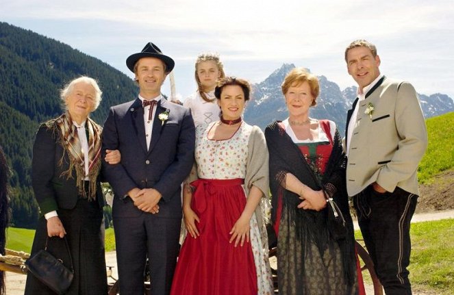 Im Tal des Schweigens - Der Erbhof - Promokuvat - Julia Gschnitzer, Timothy Peach, Ronja Forcher, Christine Neubauer, Veronika Fitz, Sascha Hehn