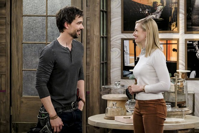 2 Broke Girls - And the Emergency Contractor - Photos - Christopher Gorham, Beth Behrs