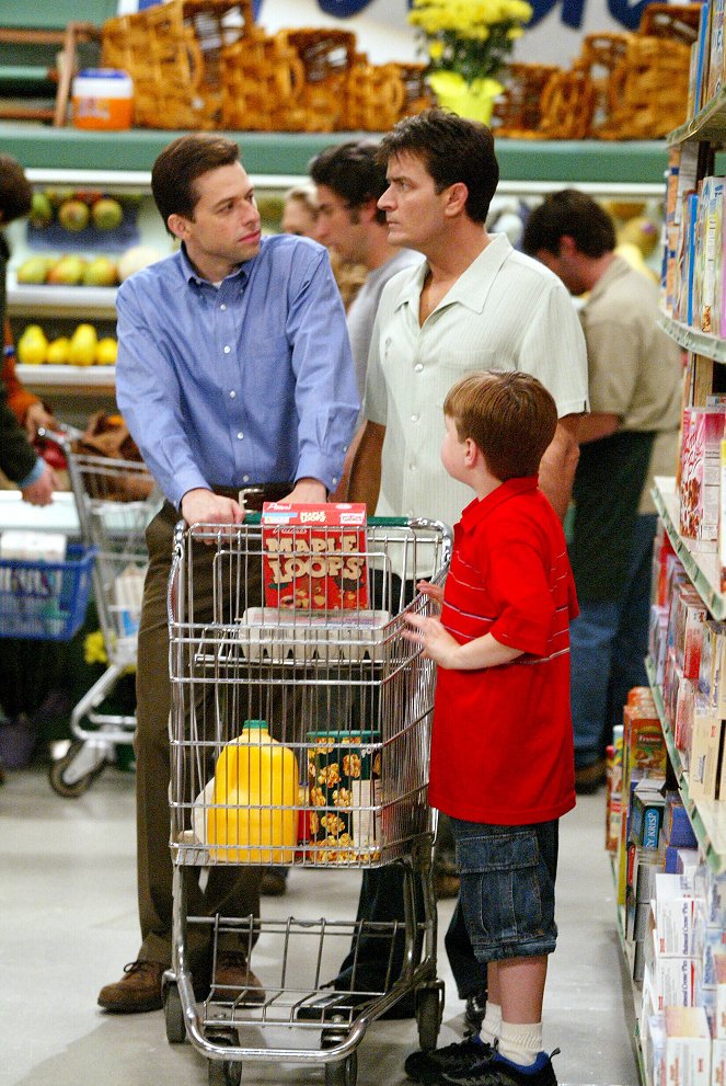 Two and a Half Men - Season 1 - Pilot - Photos - Jon Cryer, Charlie Sheen, Angus T. Jones