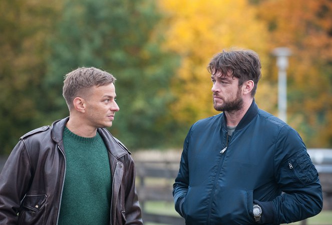 Dengler - Die schützende Hand - Z filmu - Tom Wlaschiha, Ronald Zehrfeld