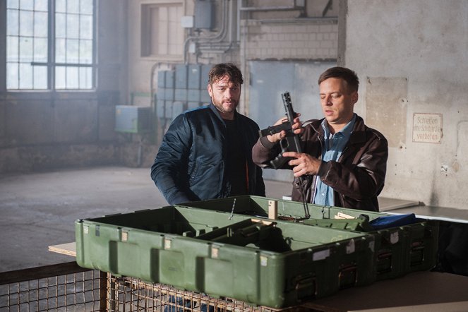 Dengler - Die schützende Hand - Filmfotók - Ronald Zehrfeld, Tom Wlaschiha