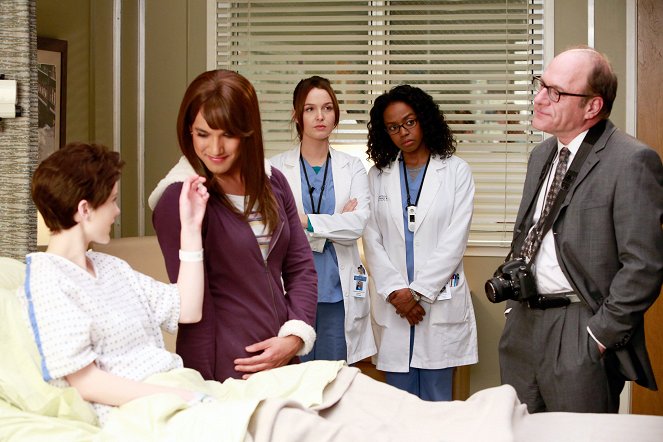 Grey's Anatomy - Season 9 - The Face of Change - Photos - Rachel Brosnahan, Matt Pascua, Camilla Luddington, Jerrika Hinton, Rob Brownstein
